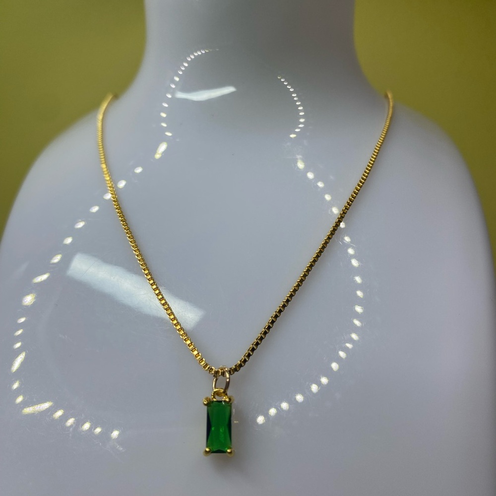 Elegant Gold Necklace with Emerald Pendant